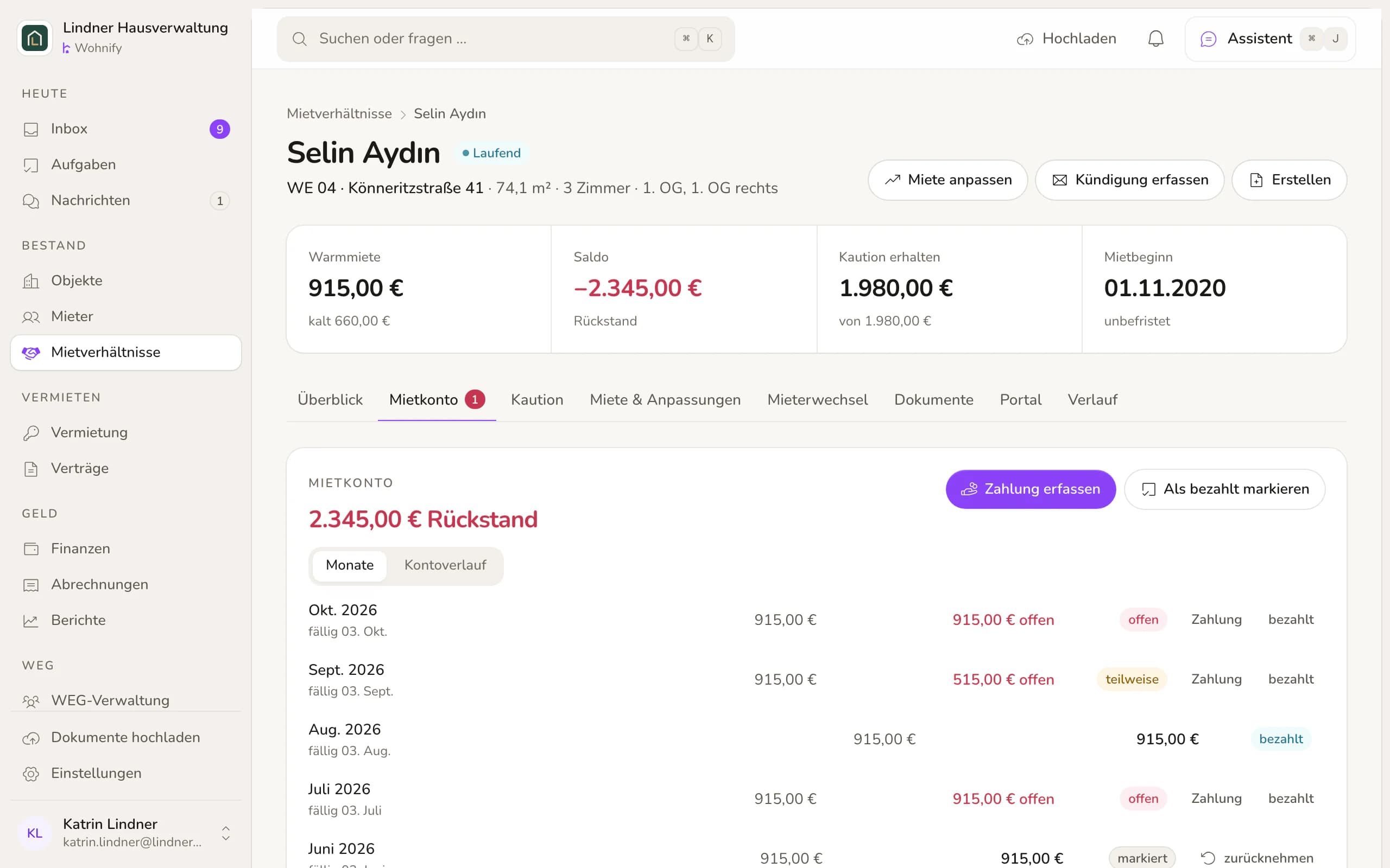 Mietkonto eines Mietverhältnisses: monatliche Sollstellungen mit Zahlungen, ein offener Monat, eine Teilzahlung und der aktuelle Rückstand.