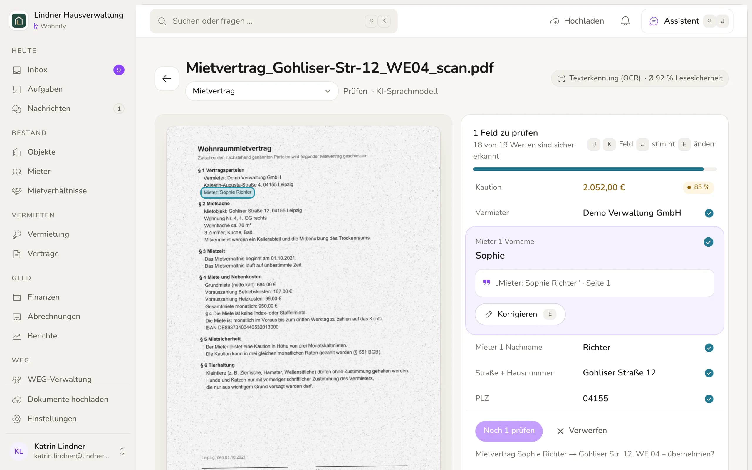 Prüfansicht eines Mietvertrags: links das PDF mit markierter Fundstelle, rechts die erkannten Felder wie Kaltmiete und Mietbeginn mit Sicherheit.